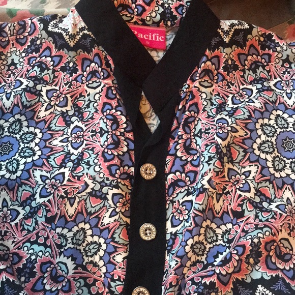 Floral button down top/blouse - Picture 4 of 4